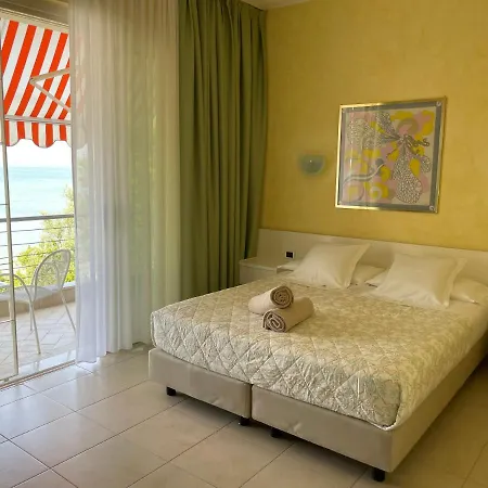 Le Petit Du Oda ve Kahvaltı Sirmione
